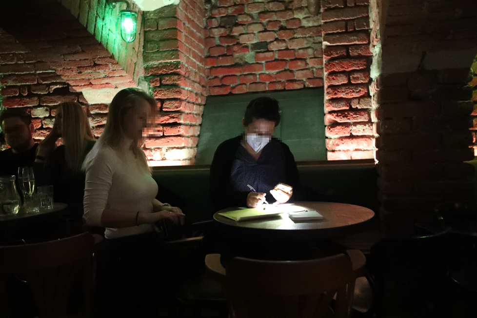 V jednom z barů v centru Prahy proběhla kontrola dodržování protiepidemických opatření. Zaměstnanci pražské hygieny rozdali několik pokut lidem, kteří neměli doklad o bezinfečknosti.
