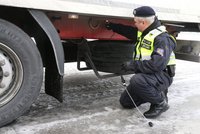 Desítky policistů kontrolují kamiony na hranicích, mají obavu z přílivu běženců