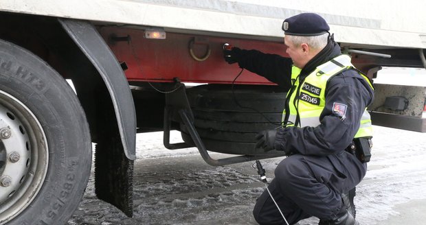 Desítky policistů kontrolují kamiony na hranicích, mají obavu z přílivu běženců