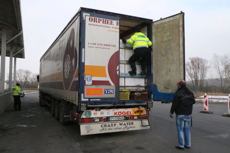 Policisté prohlížejí kamiony speciálními detektory, rentgenem i vizuálně.