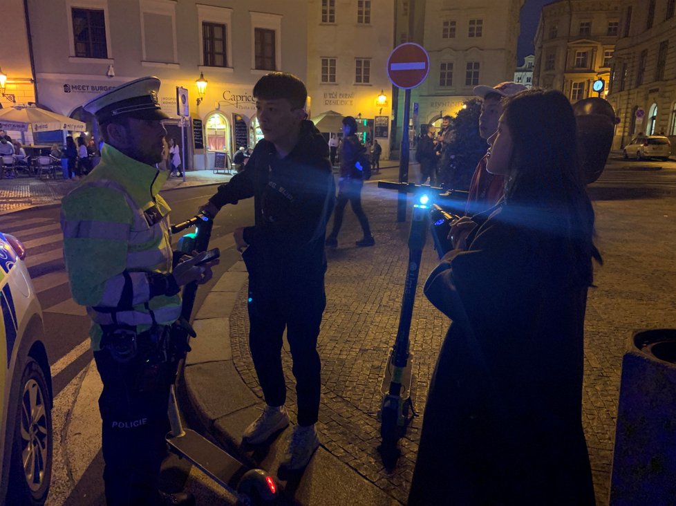 Policisté si posvítili na jezdce na elektrokoloběžkách v Praze.