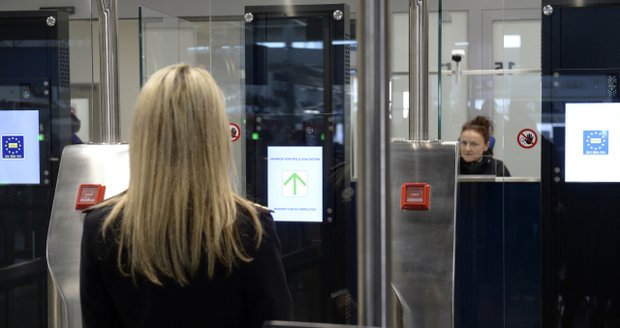 Od ledna na letišti v Praze fungují automatické brány pro kontrolu cestovních dokladů obyvatel EU, Švýcarska, kteří jsou starší 18 let.