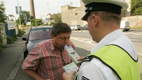 19. 6. - policisté v Praze kontrolují řidiče na alkohol