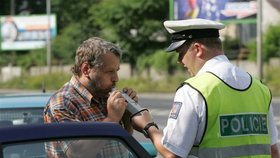 19. 6. - policisté v Praze kontrolují řidiče na alkohol