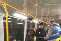 Ostravský unikát - asistenti dopravy: Lidi vyhazují dřív, než nastoupí! Nově budou i v noci