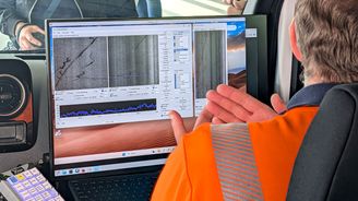 Operátor Zdeněk Drápela ukazuje na monitoru vady, které systém zachytil. Jde o praskliny a trhliny. Operátor Zdeněk Drápela ukazuje na monitoru vady, které systém zachytil. Jde o praskliny a trhliny.