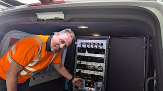 Výkonná počítačová jednotka a server, kam se ukládají data. Operátoři je každý den odnášejí na specializované pracoviště, kde se dále analyzují. Výkonná počítačová jednotka a server, kam se ukládají data. Operátoři je každý den odnášejí na specializované pracoviště, kde se dále analyzují.