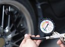 Kontrola tlaku v pneumatikách