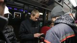 Černý pasažér (21) nechtěl pustit revizory do autobusu: Strážníky vystrkoval ven, stálo ho to jmění