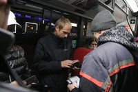 Černý pasažér (21) nechtěl pustit revizory do autobusu: Strážníky vystrkoval ven, stálo ho to jmění