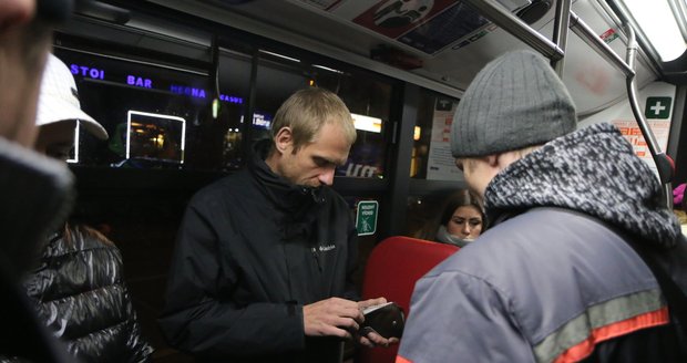 Podle zkušeností brněnských revizorů cestuje v noci každý šestý pasažér MHD bez jízdenky. Ilustrační foto.