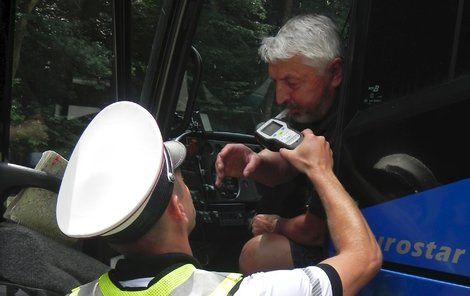 Alkohol, dodržování sociálních předpisů a technický stav autobusů, to vše policisté v letní sezoně kontrolují.