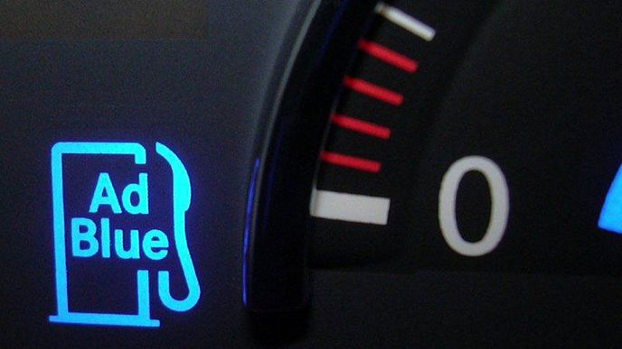 Kontrolka upozorňující řidiče na nedostatek AdBlue v nádrži bude na palubních deskách svítit častěji než dříve.