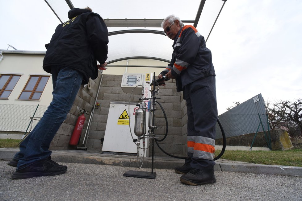 Do propojené soustavy tří nádržek načerpají technici ze stojanu okolo 1,6 litru LPG.