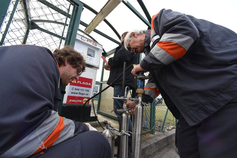 Do propojené soustavy tří nádržek načerpají technici ze stojanu okolo 1,6 litru LPG.