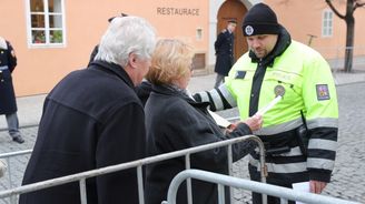 Zeman je už zase bit za rámy u vstupu na Hrad. Že jde o rozhodnutí policie, kritici vytrvale ignorují 