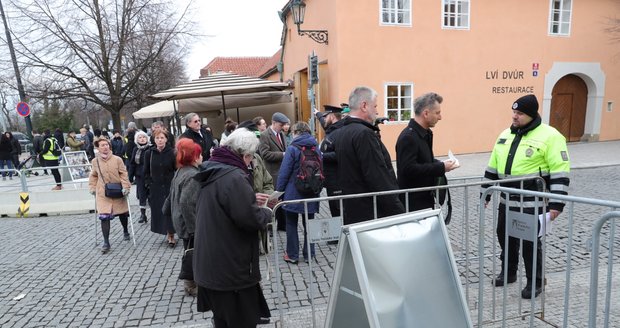 Kontroly na Pražském hradě zůstanou. Kancelář odmítla jejich zrušení a „provokaci“