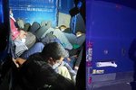 Kontroly na hranicích se Slovenskem: Policisté u Hustopečí odhalili dodávku s migranty (říjen 2023)