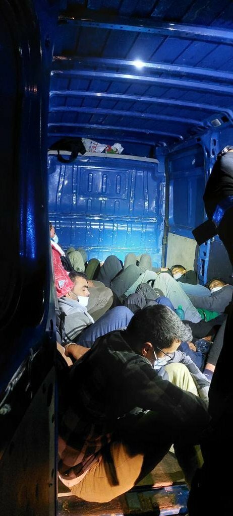 Kontroly na hranicích se Slovenskem: Policisté u Hustopečí odhalili dodávku s migranty (říjen 2023)