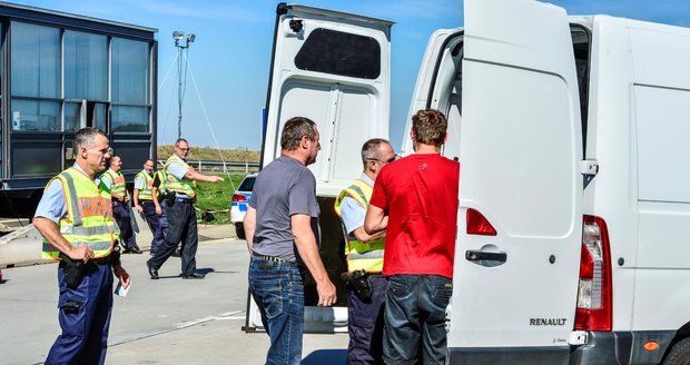 Němci zpřísnili hraniční kontroly. Nechtějí vyhoštěné migranty zpět, hrozí zatýkání