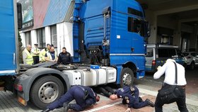 Čeští a rakouští policisté si posvítili na technický stav desítek kamionů přejíždějících společnou hranici v Hatích na Znojemsku.