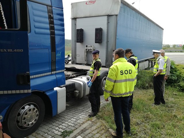 Čeští a rakouští policisté si posvítili na technický stav desítek kamionů přejíždějících společnou hranici v Hatích na Znojemsku.