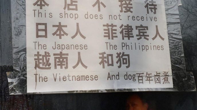Kontroverzní upozornění na dveřích čínské restaurace