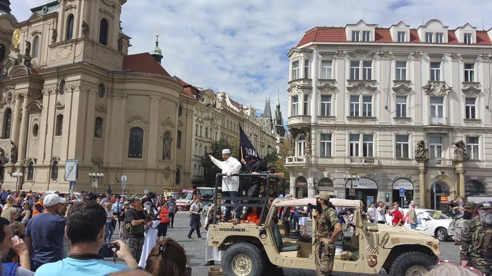 Aktivista Konvička předvedl svou představu invaze islámu do Česka.