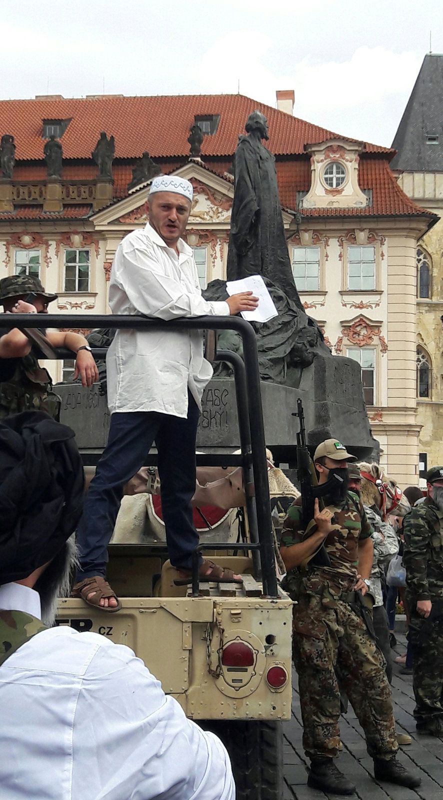 Konvičkovci na Staroměstském náměstí vystrašili lidi příjezdem islamistů.