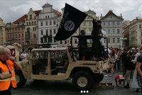 Vlajka IS a výstřely: Konvičkovci děsili turisty. Chovanec: Kreténismus