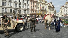 Imaginární invazi takzvaného Islámského státu do České republiky sehráli 21. srpna odpoledne v Praze přívrženci bojovníka proti islámu Martina Konvičky.