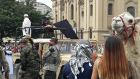 Imaginární invazi takzvaného Islámského státu do České republiky sehráli 21. srpna odpoledne v Praze přívrženci bojovníka proti islámu Martina Konvičky.