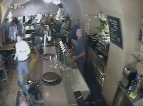 Záznam z kamer v restauraci na Staroměstském náměstí ukazuje vpád vyděšených turistů.
