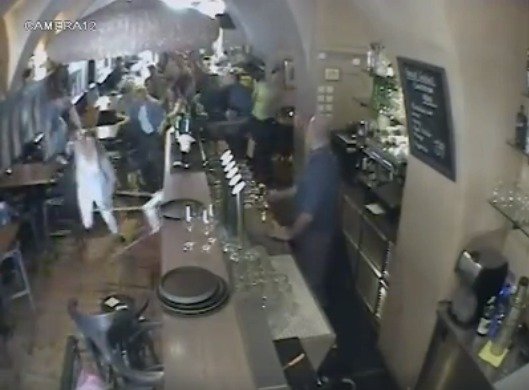 Záznam z kamer v restauraci na Staroměstském náměstí ukazuje vpád vyděšených turistů.