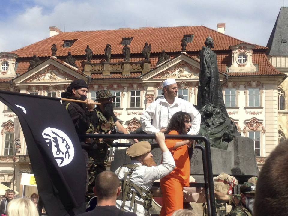 Konvičkovci na Staroměstském náměstí vystrašili lidi příjezdem islamistů.