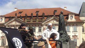 Aktivista Konvička předvedl svou představu invaze islámu do Česka.