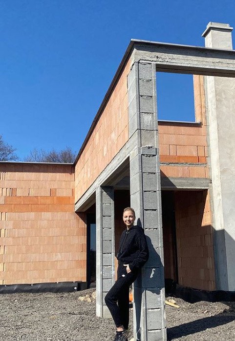 Markéta Konvičková s přítelem u stavby vlastního velkého domu.