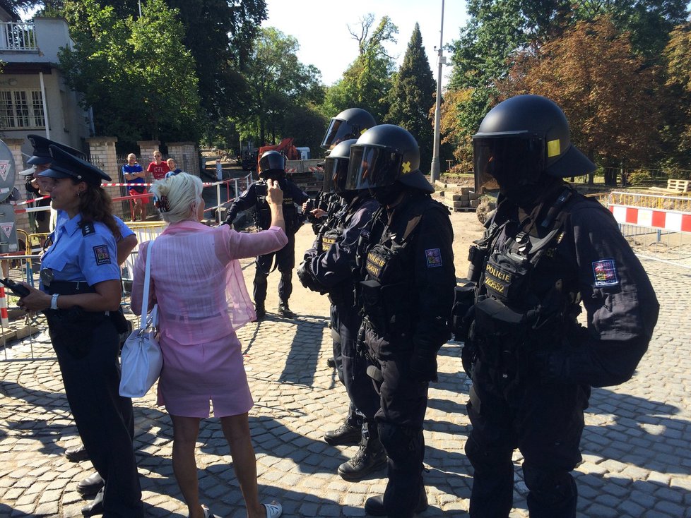 Desítky lidí přišly na akci Iniciativy Martina Konvičky před ambasádu Saúdské Arábie. Akci pak nechal magistrát rozpustit, jelikož Konvičkovci chtěli hanobit náboženské symboly.