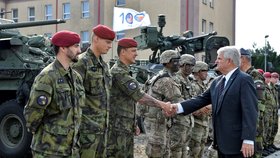 Americký velvyslanec v ČR Stephen King se ve Staré Boleslavi nejen pozdravil s vojáky, ale prohlédl si také techniku, kterou přes Česko převážejí. Vojáci s sebou vezou také vlajku, kterou připomínají stoletou spolupráci obou armád.