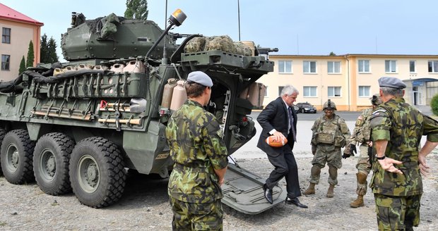 Vojáci USA řešili poruchu a prospali se u Prahy. Konvoj vyrazil z Česka pryč