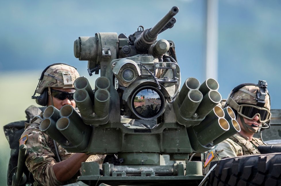 Přes Česko se přesunula první část amerického konvoje. Vojáci se přesouvají  ze základny v německém Vilsecku na cvičení Saber Strike do Polska a Pobaltí. Jejich cesta vedla z Rozvadova, přes Starou Boleslav na hraniční přechod v Náchodě.