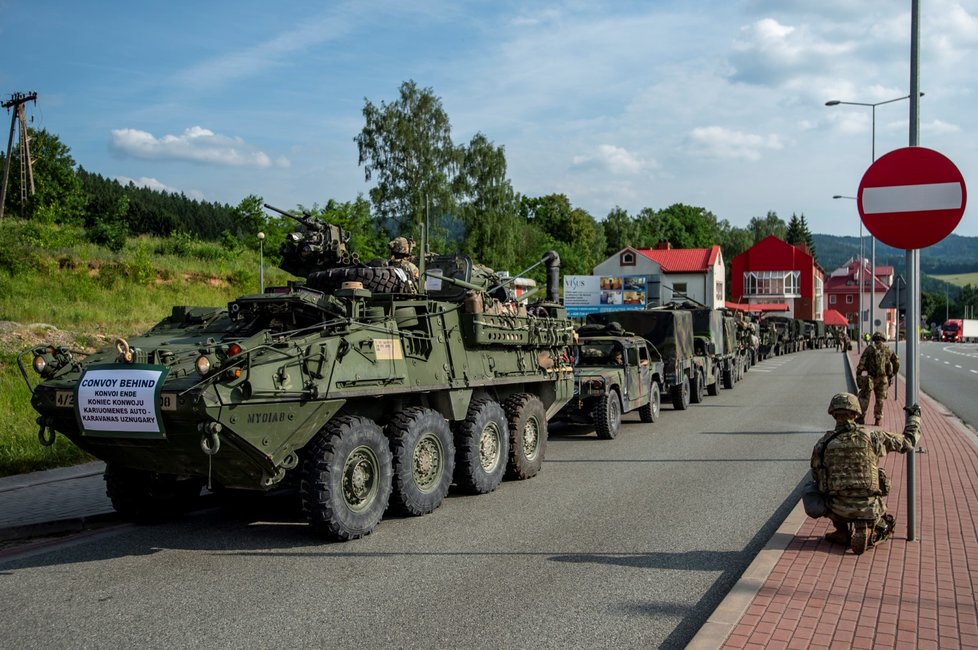 Přes Česko se přesunula první část amerického konvoje. Vojáci se přesouvají  ze základny v německém Vilsecku na cvičení Saber Strike do Polska a Pobaltí. Jejich cesta vedla z Rozvadova, přes Starou Boleslav na hraniční přechod v Náchodě.