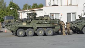Konvoj US Army zastavil na krátký odpočinek v areálu údržby dálnice v Ostrově u Stříbra.