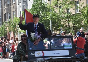 Oslavy osvobození 2018: Plzní projel konvoj historické vojenské techniky Convoy of Liberty, nejstarším zúčastněným veteránem byl Američan Earl Ingram (95).
