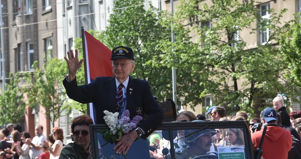 Plzní projel konvoj historické vojenské techniky Convoy of Liberty, nejstarším zúčastněným veteránem byl Američan Earl Ingram (95).