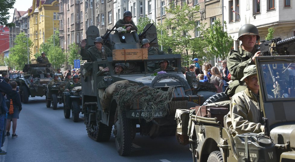 Oslavy osvobození 2018: Plzní projel konvoj historické vojenské techniky Convoy of Liberty.