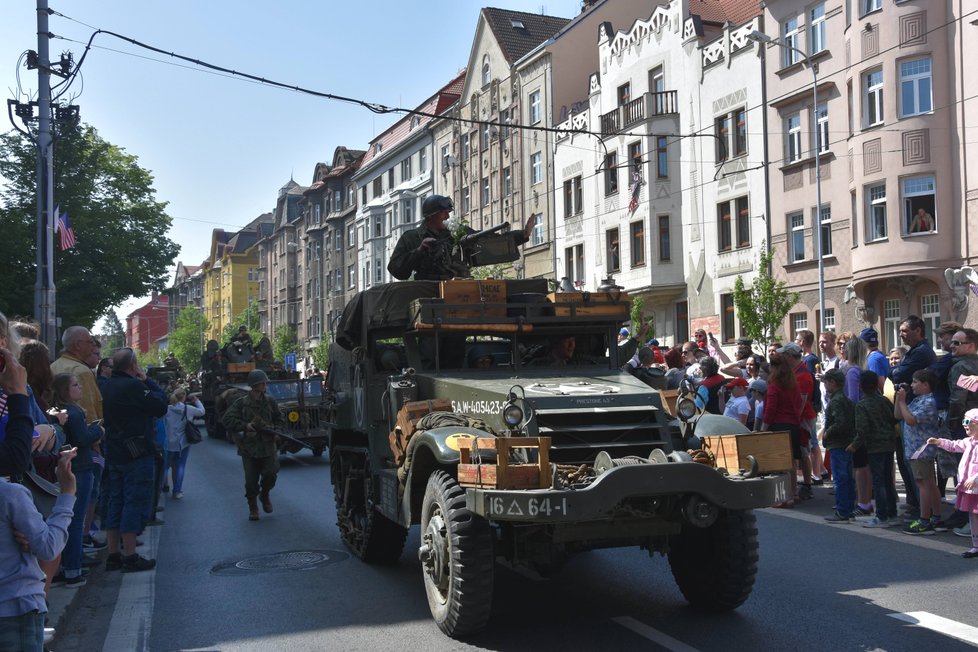 Oslavy osvobození 2018: Plzní projel konvoj historické vojenské techniky Convoy of Liberty.