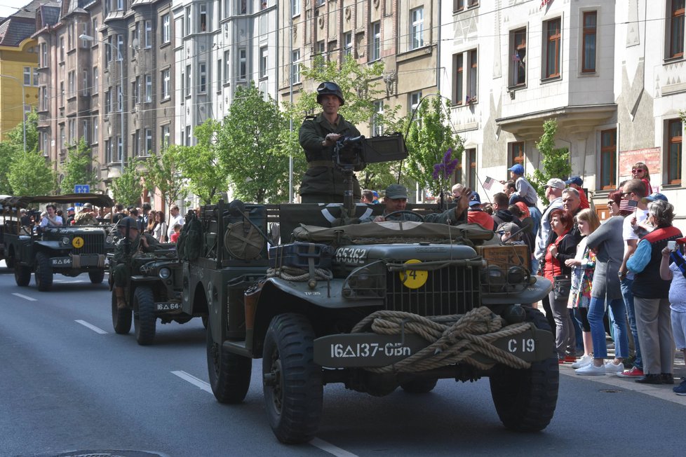 Oslavy osvobození 2018: Plzní projel konvoj historické vojenské techniky Convoy of Liberty.