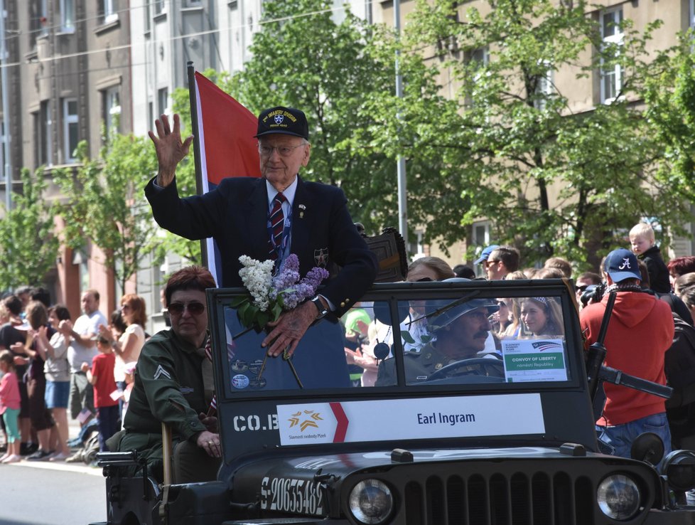 Konvoj historické vojenské techniky Convoy of Liberty. Veterán Američan Earl Ingram (95).