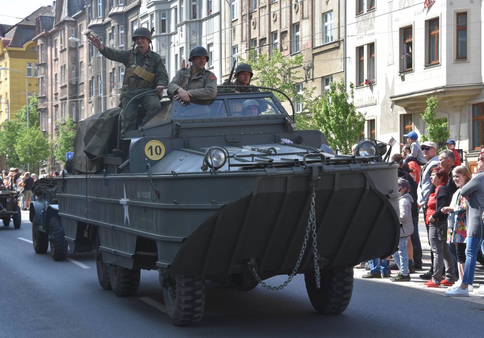 Oslavy osvobození 2018: Plzní projel konvoj historické vojenské techniky Convoy of Liberty. Obojživelné vozidlo DUKW.